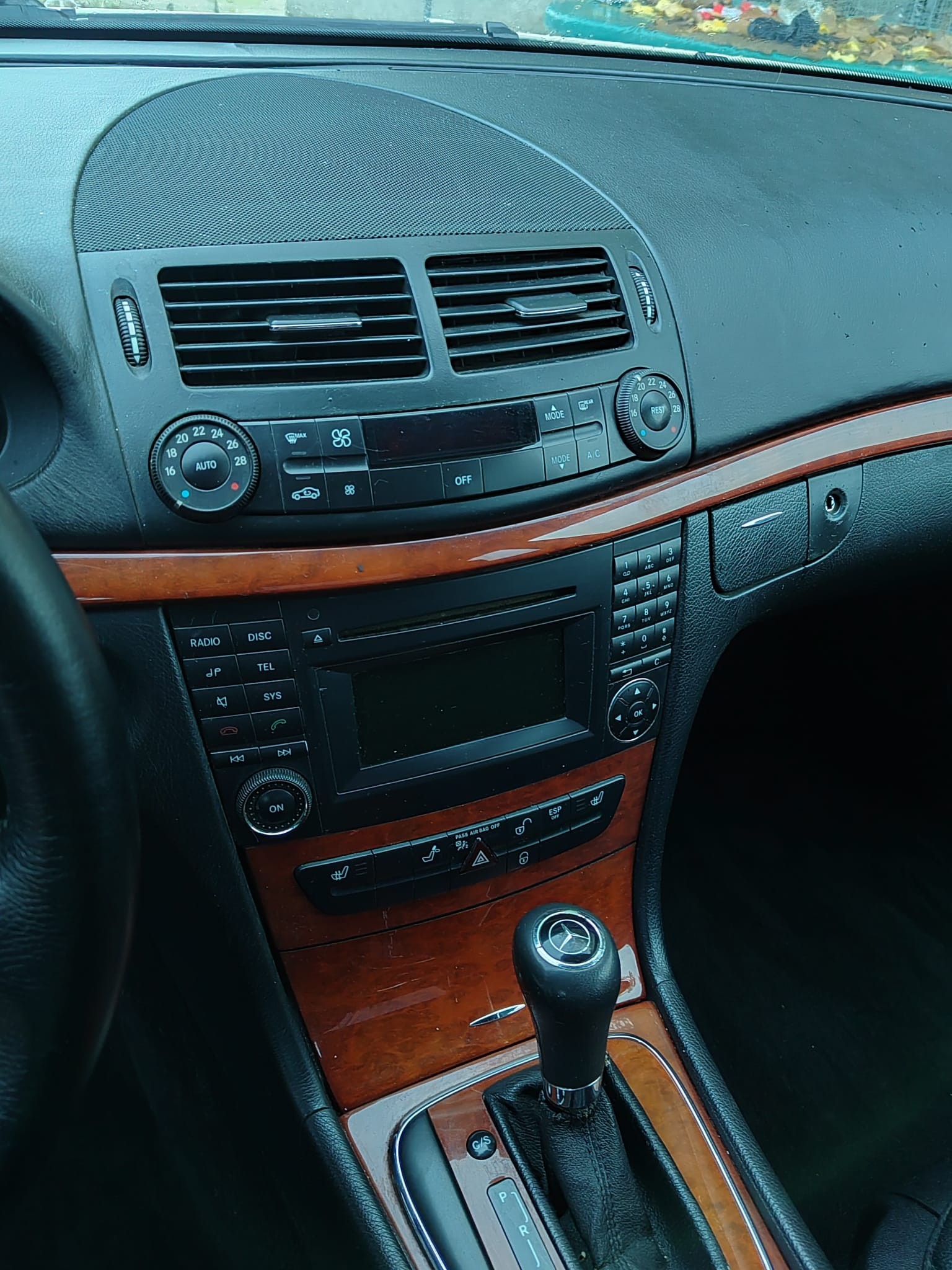 Mercedes-Benz E200 – consolă centrală