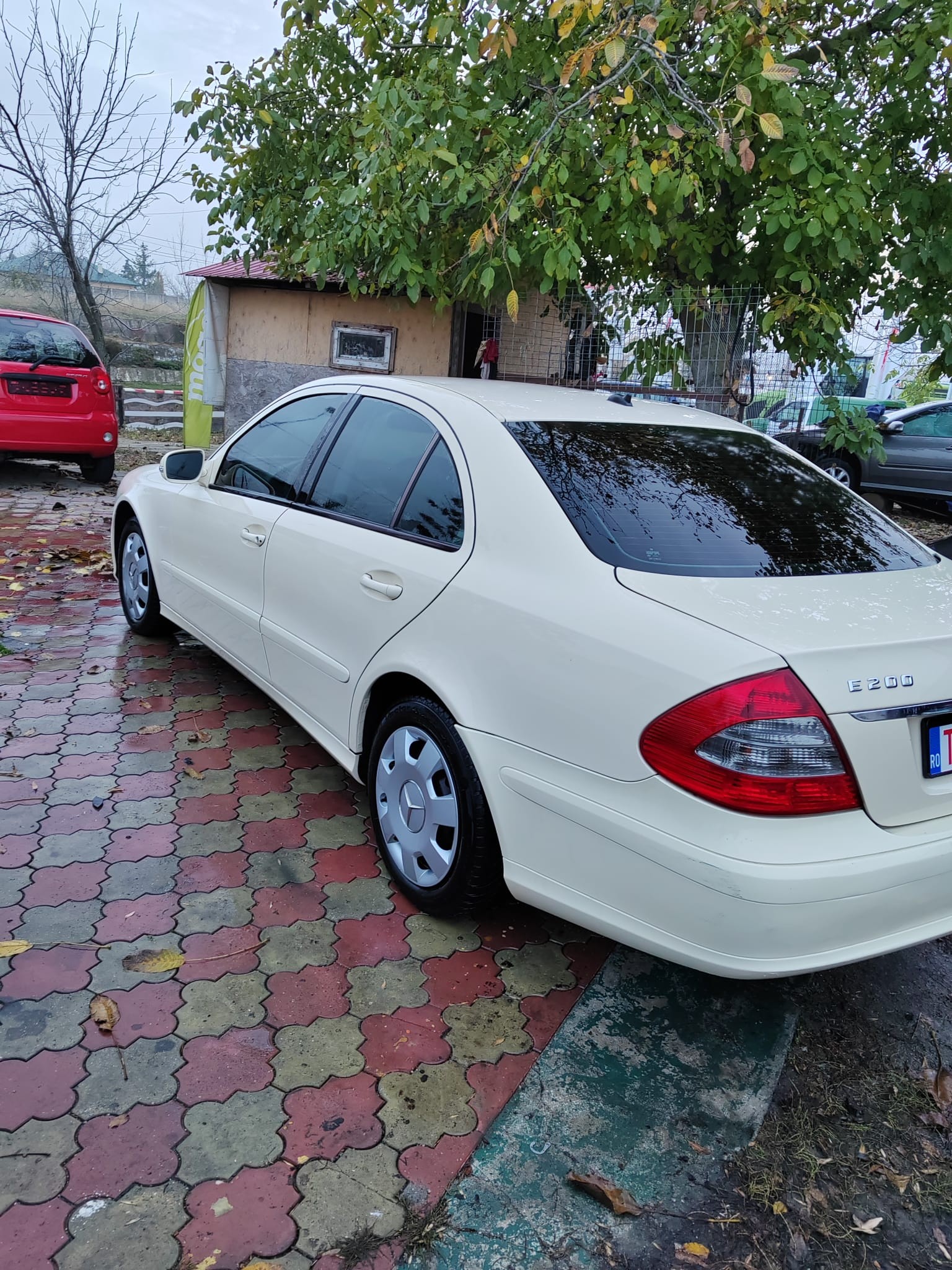 Mercedes-Benz E200 – vedere laterală spate