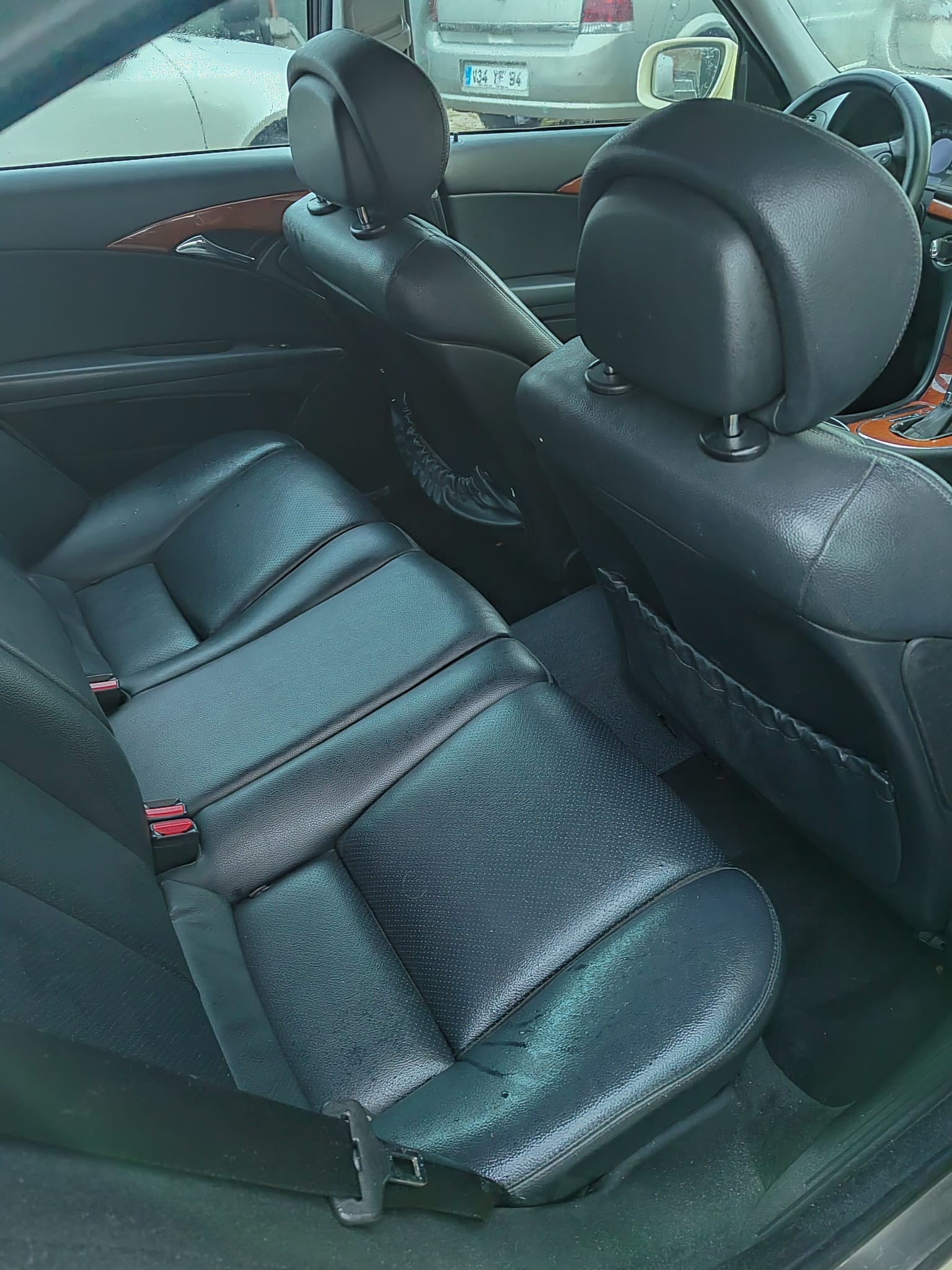 Mercedes-Benz E200 – interior, bancheta spate