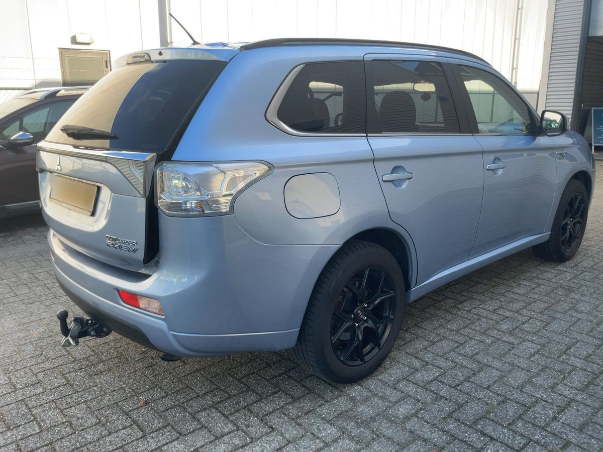 Mitsubishi Outlander PHEV — fotografie 1
