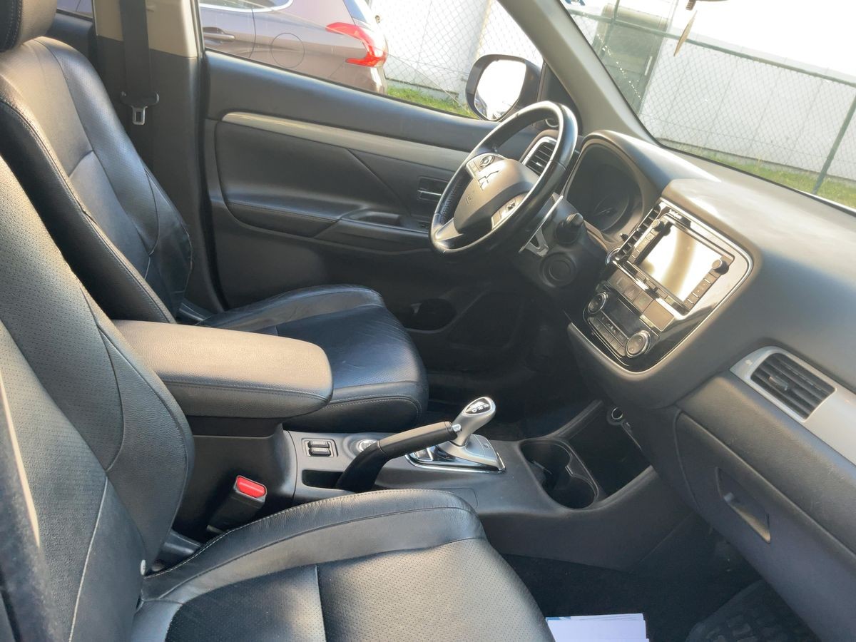 Mitsubishi Outlander PHEV — fotografie 3