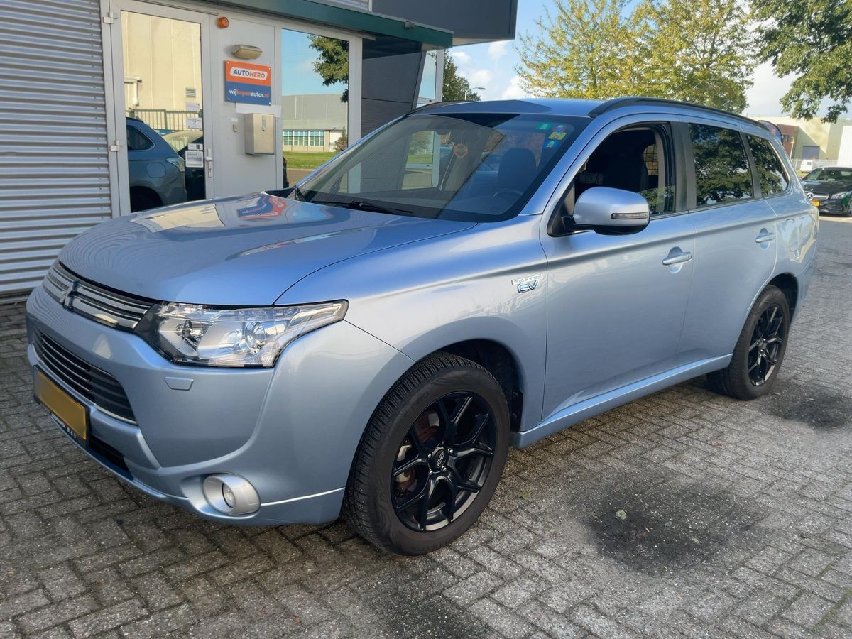 Mitsubishi Outlander PHEV disponibil în stoc extern
