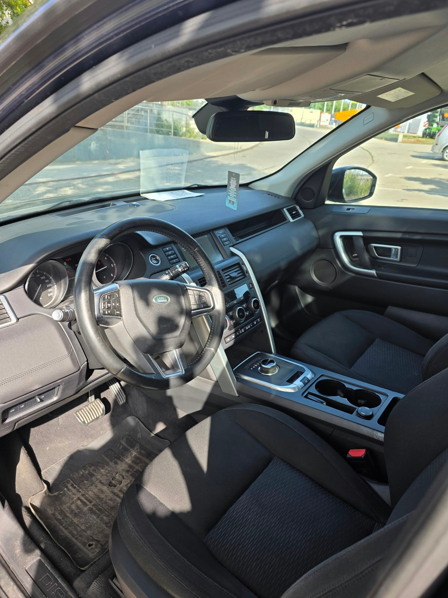 Land Rover Discovery Sport 2.0Td 4WD – interior 1